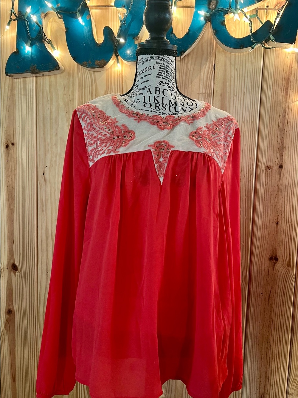 💋🌸Buckle Coral Peasant Top w/ Ivory Embroidered/Sequin Yoke🌸💋